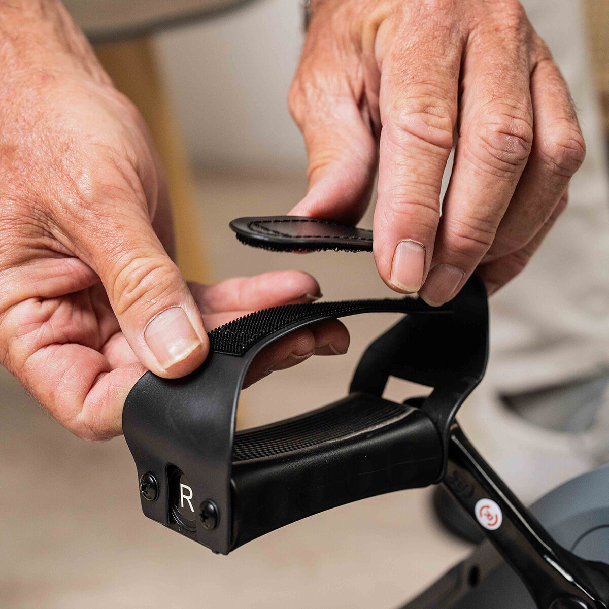 Innovagoods Elektrisch Unterstützter Pedaltrainer Für Arme Und Beine Mit Matte Und Fernbedienung Velora 3000 Innovagoods